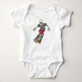 Skelet als Skater met skateboard Romper (Voorkant)
