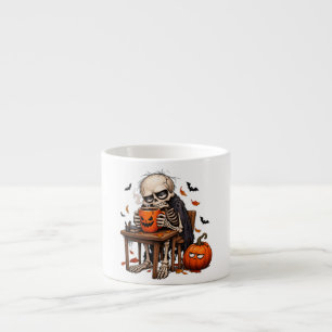 Skelet dat uit een pompoenmok drinkt op Halloween Espresso Kop