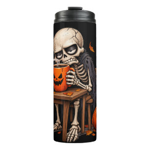 Skelet dat uit een pompoenmok drinkt op Halloween Thermosbeker