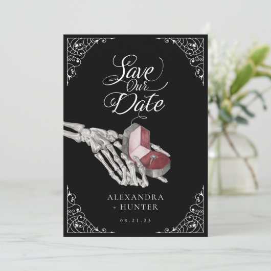 Skelet Hand Ring Gotische Bruiloft Save the Date Kaart (Staand voorkant)