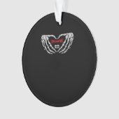Skelet handen gevouwen in een hart. Grappig Hallow Ornament (voorkant)