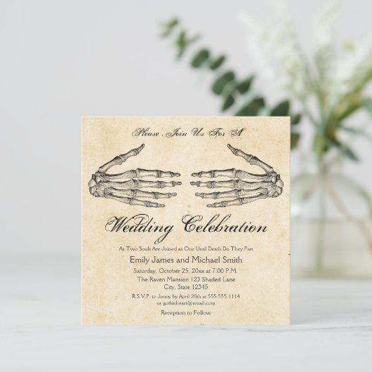 Skelet Handen Gotische Bruiloft Uitnodiging (Staand voorkant)