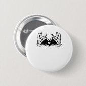 Skelet in de handen van een hart ronde button 5,7 cm (Voorkant /achterkant)