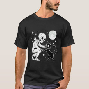 Skelet Knuffelt Zwarte Kat Onder Volle Maan Hallow T-shirt