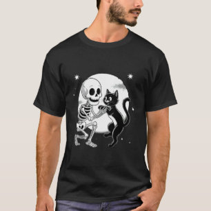 Skelet Knuffelt Zwarte Kat Onder Volle Maan Hallow T-shirt