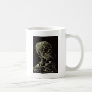 Skelet met brandende sigaret koffiemok