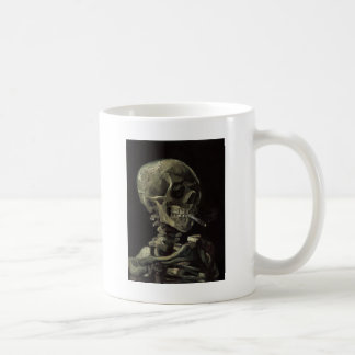 Skelet met brandende sigaret koffiemok