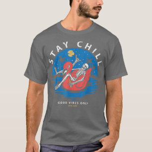 Skelet met een flessenbier dat in een flamingo zit t-shirt
