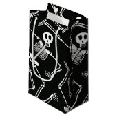 Skelet met kleine cadeautas, halloween klein cadeauzakje (Voorkant Gekanteld)