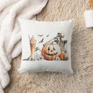 Skelet met pompoen en drink. Halloween. Kussen