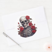 Skelet met rode rozen ronde sticker (Envelop)