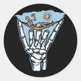Skelet Ontspannen op Giant Hand Ronde Sticker