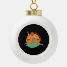 Skeletgolf terwijl het wegdrijven op een keramische bal ornament