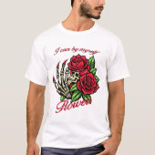 Skelethand met rode rozen Zelfzorg T-shirt (Voorkant)