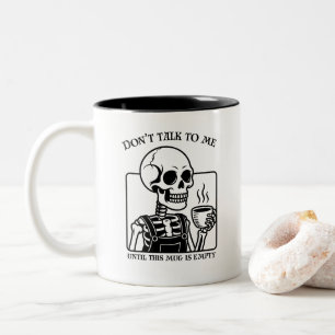 Skeleton Coffee Quote Art - Vetgedrukte zwarte typ Tweekleurige Koffiemok
