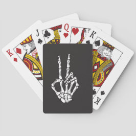 Skeleton Hand die een vredesteken maakt op een set Pokerkaarten