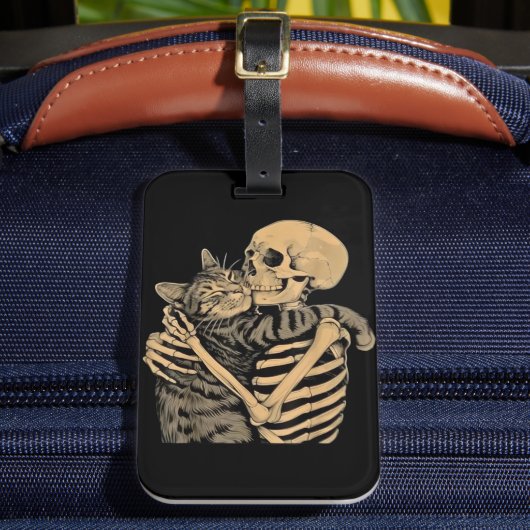 Skeleton Hugging Cat – Cute Gothic Cat Lover Gift Bagagelabel (Voorkant Insitu 2)