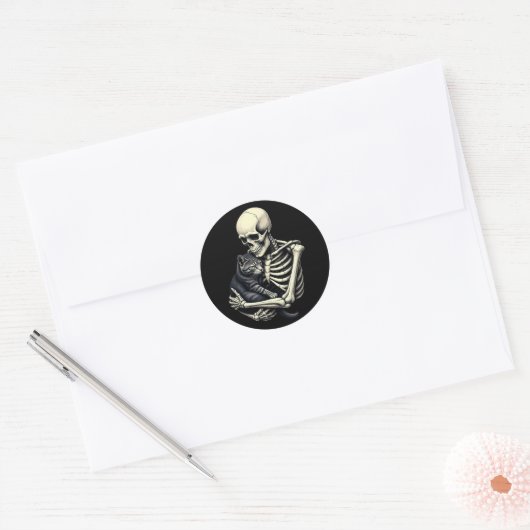 Skeleton Hugging Cat Funny Halloween Cat Lover Ronde Sticker (Envelop)