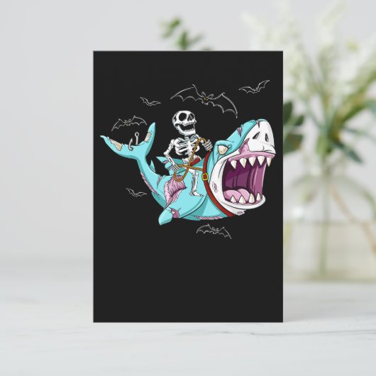 Skeleton Riding Zombie Shark Funny Halloween Gift Bedankkaart (Staand voorkant)