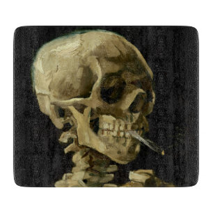 Skeletschedel met brandende sigaret door vinken snijplank