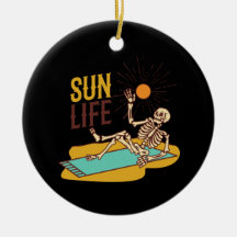 Skelton ligt in de zon op een