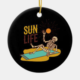 Skelton ligt in de zon op een keramisch ornament