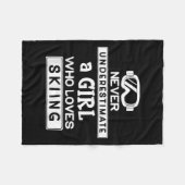 Ski Girl onderschat nooit een meisje dat van Ski h Fleece Deken (Voorkant (Horizontaal))