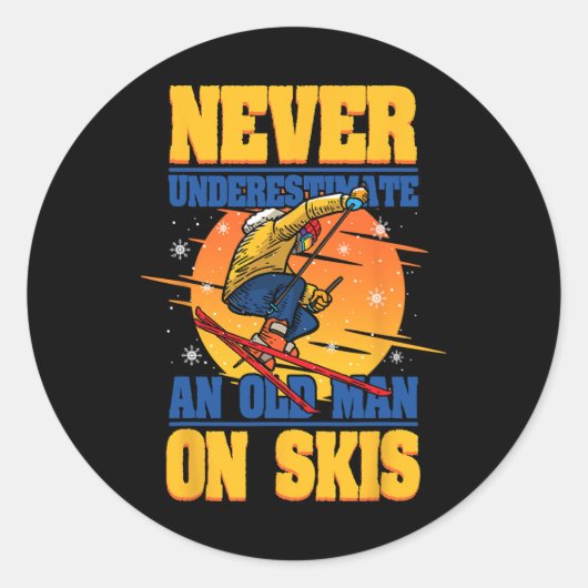 Skiën onderschat nooit een oud Man op ski's Ronde Sticker (Voorkant)