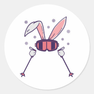Skiende konijn met skistenpolen en skibrillen ronde sticker