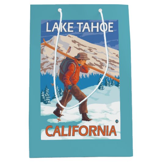 Skier Carrying Snow Skis - Lake Tahoe, Californi Medium Cadeauzakje (Voorkant)