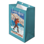 Skier Carrying Snow Skis - Lake Tahoe, Californi Medium Cadeauzakje (Voorkant Gekanteld)