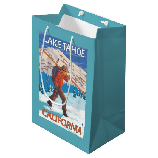 Skier Carrying Snow Skis - Lake Tahoe, Californi Medium Cadeauzakje (Voorkant Gekanteld)
