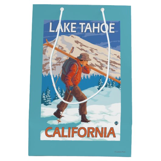 Skier Carrying Snow Skis - Lake Tahoe, Californi Medium Cadeauzakje (Achterkant)