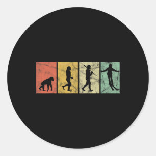 Skiër Evolutie Van Mens Skiën Ski Grappig Retro Vi Ronde Sticker