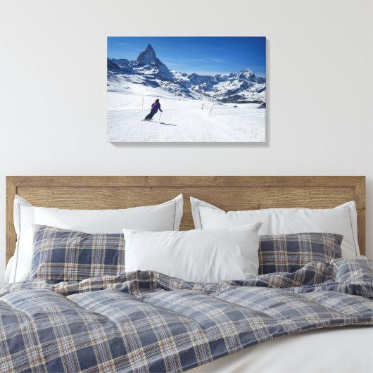 Skiing met Mt. Matterhorn in Zermatt, Zwitserland Canvas Afdruk (Insitu (Slaapkamer))