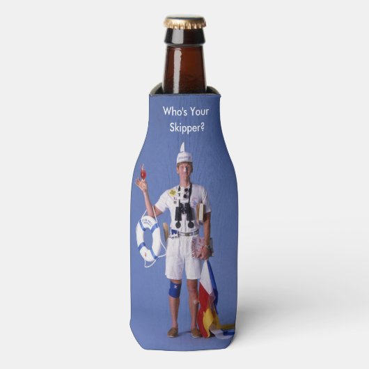 Skip Sayles™_Who is Uw Skipper?_Beverage Cozy Flesjeskoeler (Fles Voorkant)