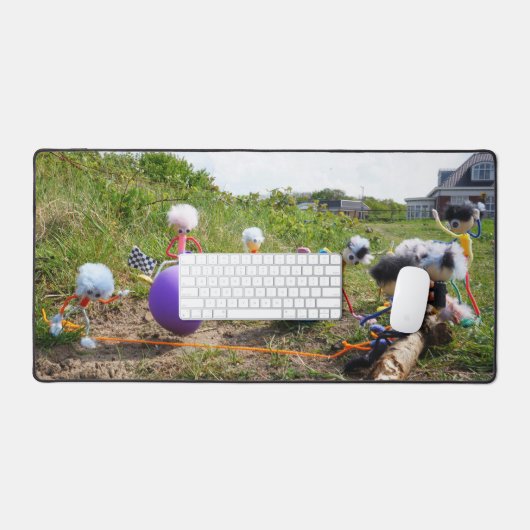 Skippiebal race van Fubby poppetjes op ballonnen. Bureaumat (Keyboard & Muis)