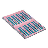 Skis bleu sur carnet rose (Côté Droit)