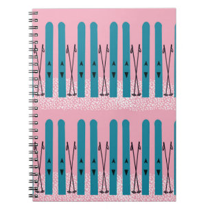 Skis bleu sur carnet rose