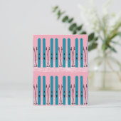 Skis bleu sur carte rose (Debout devant)