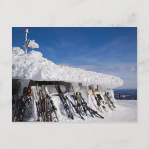 Skis in een skioord, Lapland briefkaart
