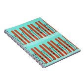 Skis rouges sur carnet bleu (Côté Droit)