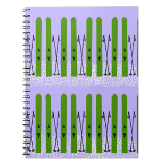 Skis verts sur carnet violet