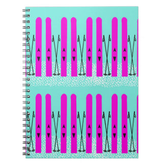 Skis violets sur carnet bleu