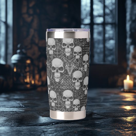 Skull and Symbol Gothic Design Geïsoleerde Drinkbeker