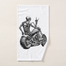 "Skull-Biker" auf heissem Motorrad