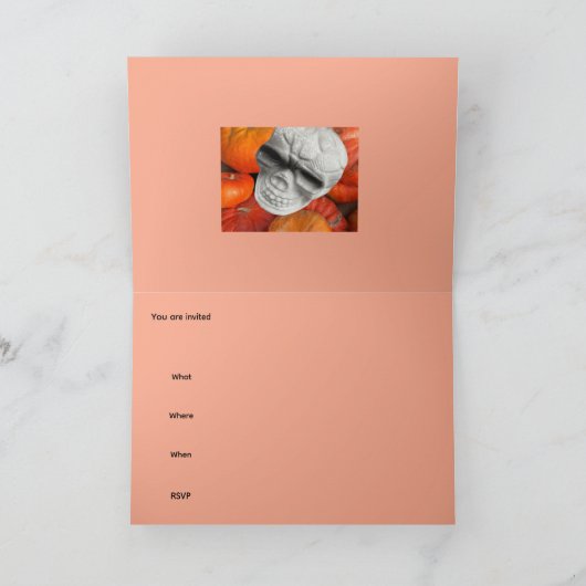 Skull skeleton and many orange pumpkins Halloween! (Binnen)