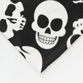 Skulls in Black Background Pattern Fleece Deken (Hoek)