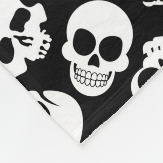 Skulls in Black Background Pattern Fleece Deken (Hoek)
