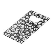 Skulls in Black Background Pattern Kredietkaart Flessenopener (Voorkant Gekanteld)